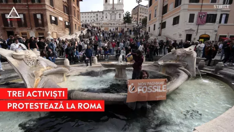 Activistii de mediu au innegrit apa unei fantani in semn de protest