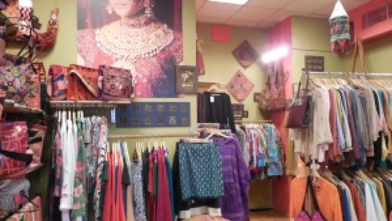 Aman Ralhan din India: "Saluri din casmir lucrate manual si genti din piele de camila!"