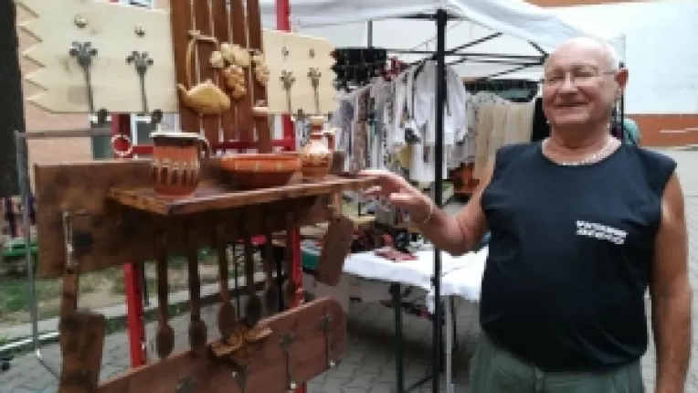 Anticarul Serban Ionescu face polite din lemn inedite