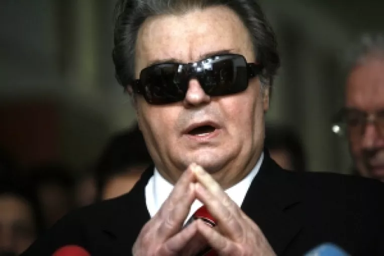 C.V. Tudor schimba placa si-si lauda noii aliati, pe Basescu si Boc