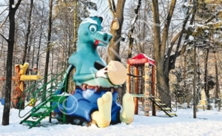 Echipamente de joaca inedite, in parcurile din Bucuresti: catel 3D cu un os in gura de 5 metri (cumpana), dinozaur 3D mancand un hamburger si crocodil 3D cu tobogan