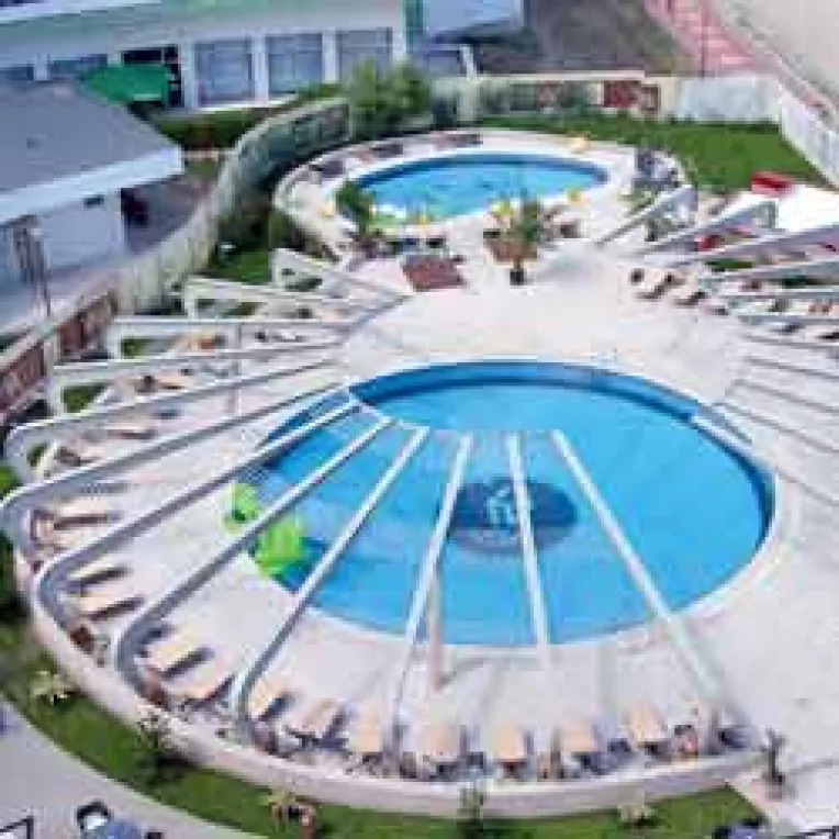 Hotelul Vega si-a primit, luni, primii clientiimplicati