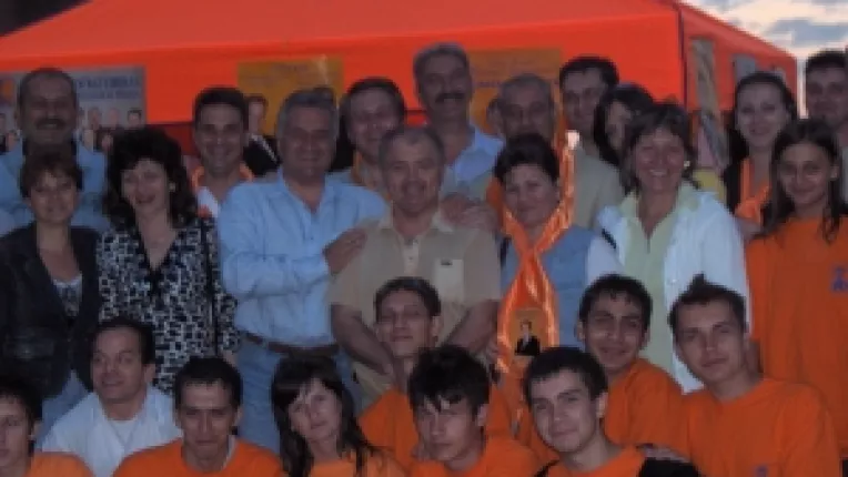 Ideile pedeliste ale unui fost primar:
Corturi portocalii pentru informarea bucurestenilor despre uninominal