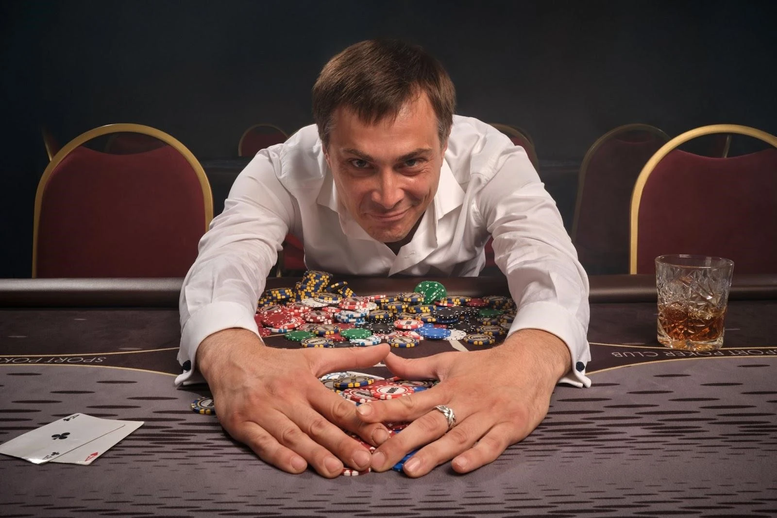 Jocurile cu dealer live: Ce trebuie sa stii despre aceasta experienta online