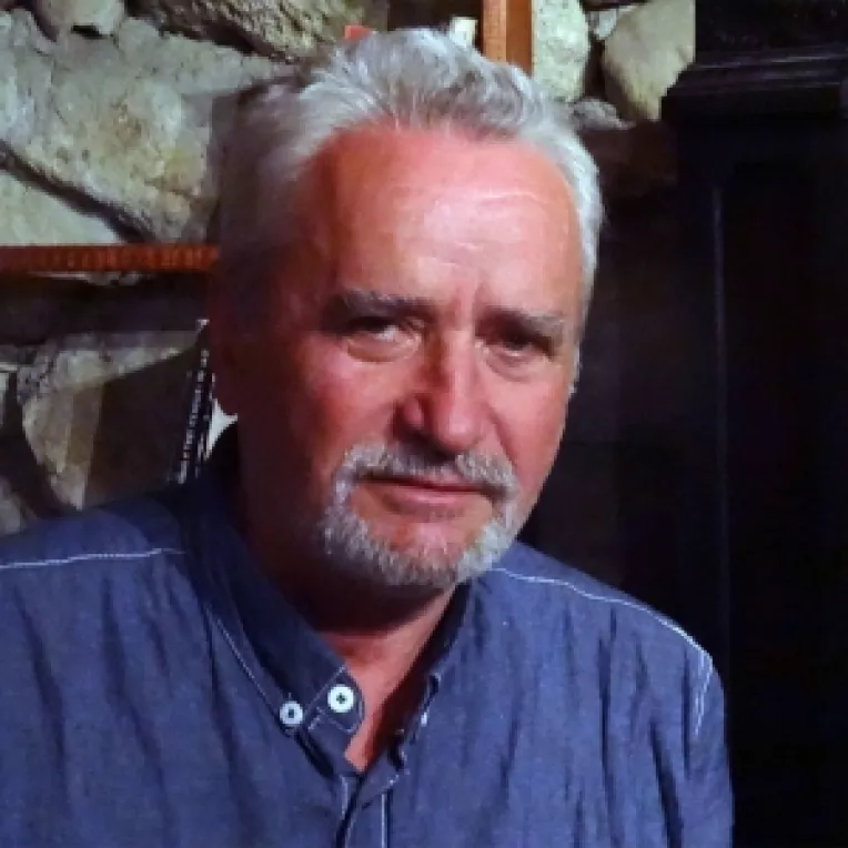 Lucian Avramescu a scris o carte cu personaje si postari de pe Facebook