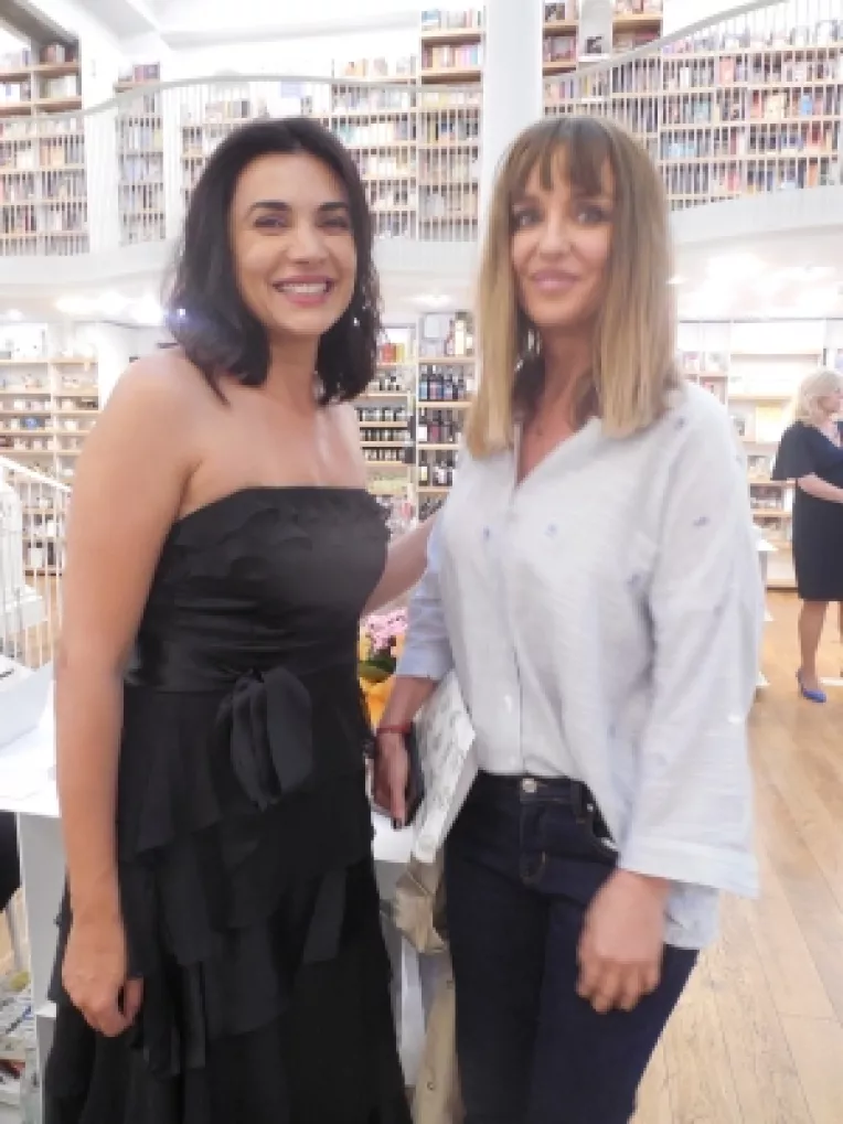 Nicole Dutu si-a facut debutul in lumea editoriala cu romanul Cum l-am invins pe Dracula