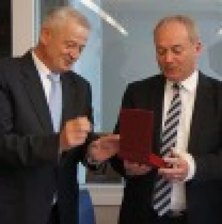 Paris (Franta): Primarului General al Capitalei, Sorin Oprescu, i-a fost inmanata MEDALIA SENATULUI REPUBLICII FRANCEZE