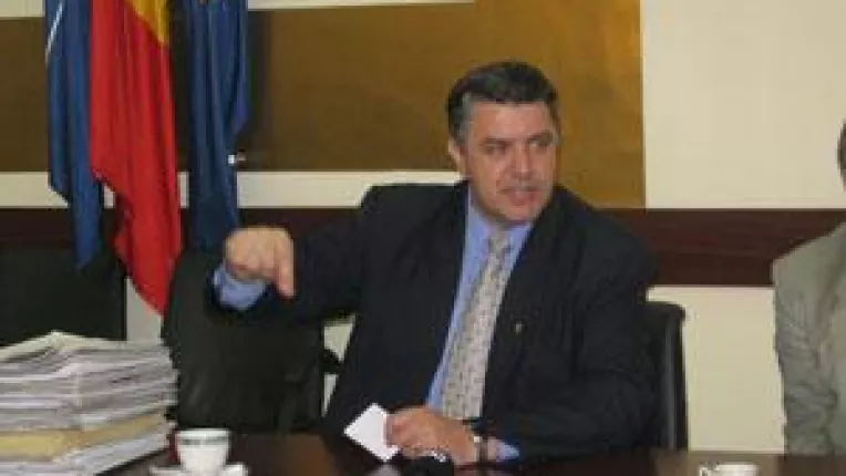 Pesedistul Calin isi redescopera sexualitatea politica. Ravase de "amor" catre primarii dezertori