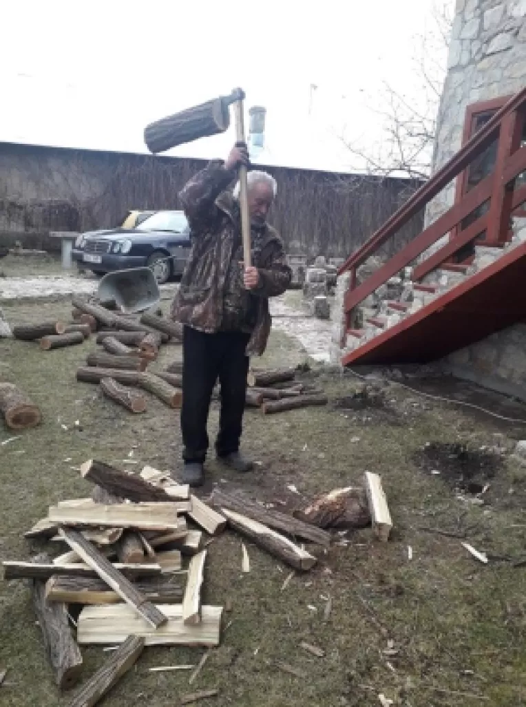 Poetul Lucian Avramescu aprinde cu iubire focul din vatra si plange cu lacrimi de piatra de dorul fiicei sale