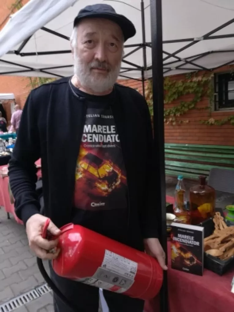 Scriitorul Stelian Tanase: Lumea cumpara in continuare carti si povesti omenesti!