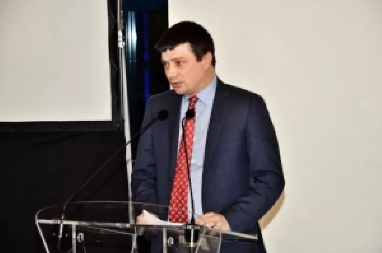 Senatorul Ionut Vulpescu ofera o bursa de studiu unui copil din comuna Dobra, judetul Dambovita, in care tatal senatorului a fost preot