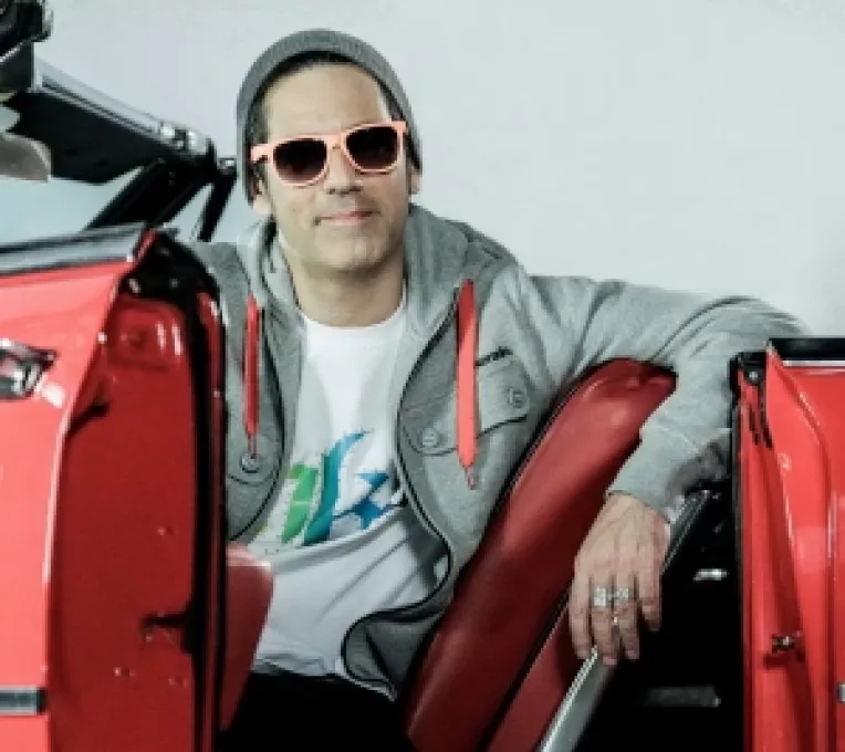 Stefan Banica si-a lansat cel mai nou videoclip, "Alerg printre stele", alaturi de Pacha Man

