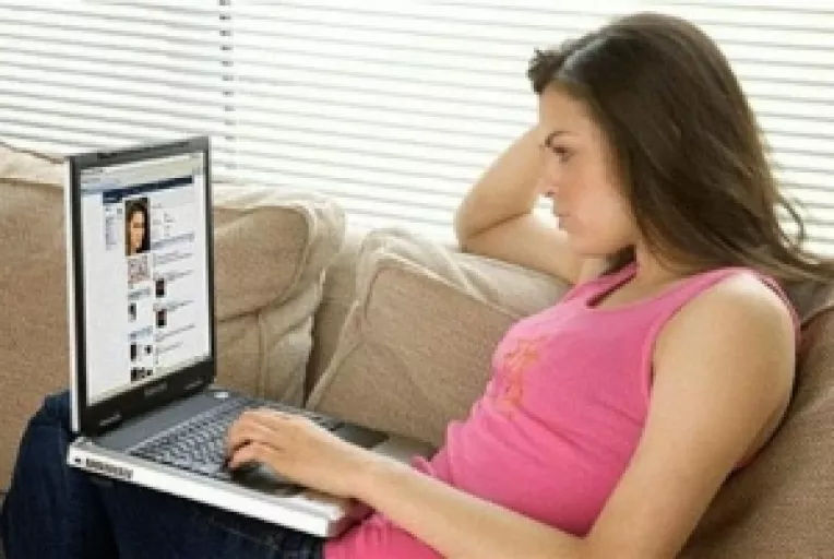 Un studiu sponsorizat de Institutul National al Sanatatii Mentale (SUA) arata ca excesul de Facebook genereaza invidia si duce la depresie